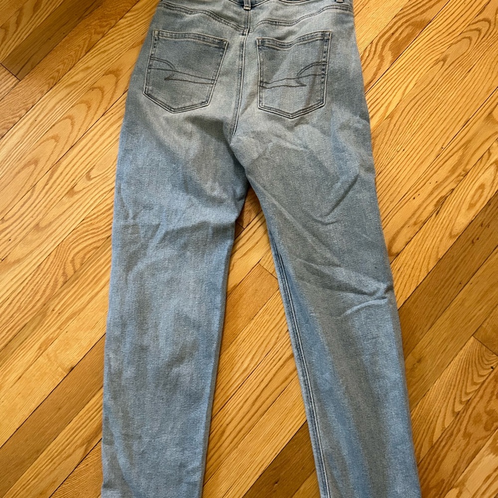 Anerican Eagle mom straight jean Size 4